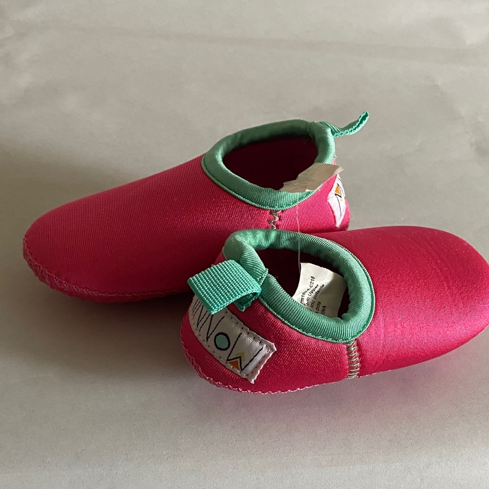 Minnow baby infant girl Sz 5 water swim shoes watermelon pink new non slip